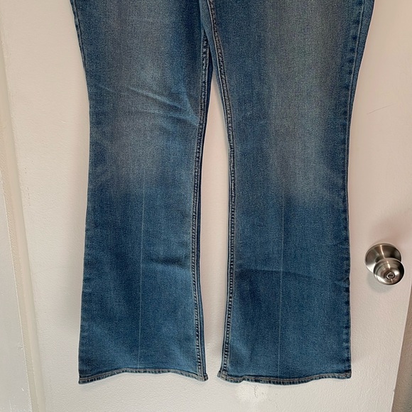NEW Old Navy Higher Rise Flare Jean. SZ 14 - Picture 3 of 7
